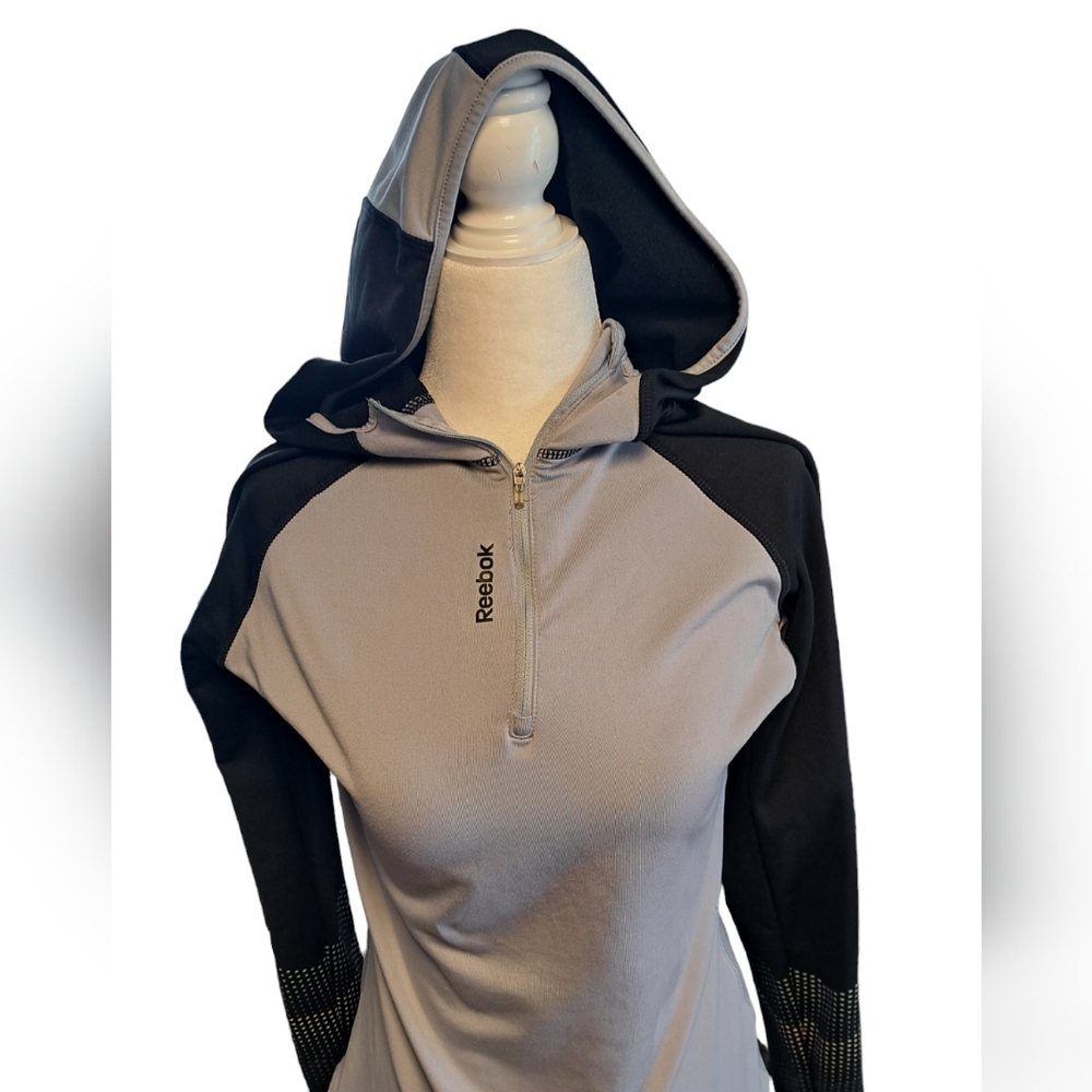 REEBOK WOMEN'S LONG SLEEVE HOODED SIZE SMALL GREY AND BLACK ZIPPER SWEATSHIRT